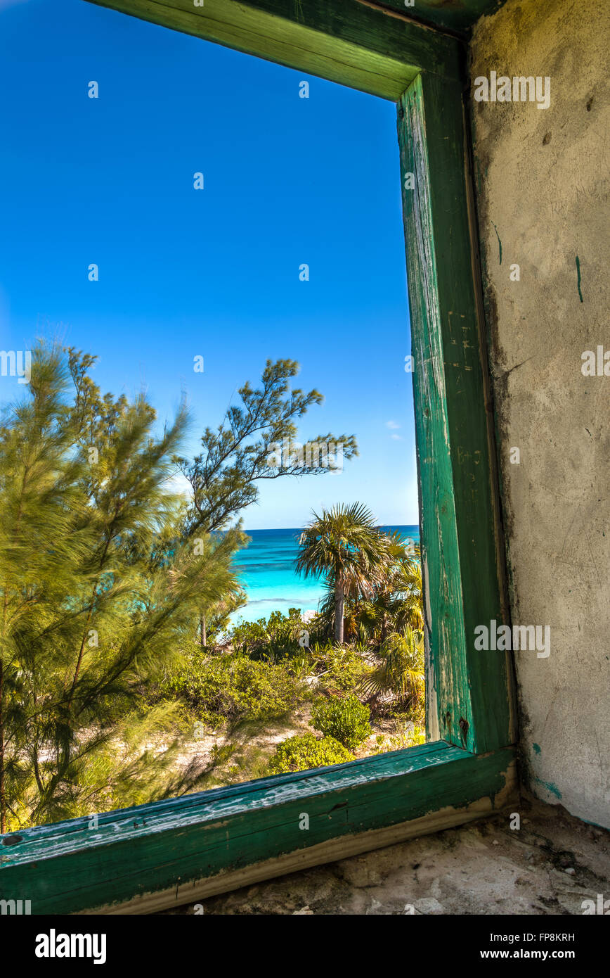 Guardando fuori dalla finestra del faro sulla spiaggia del Faro Foto Stock