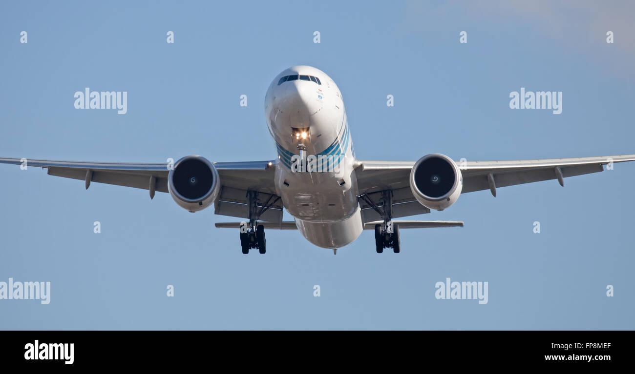 EgyptAir Boeing 777 su-GDR sull'approccio finale all'aeroporto di Londra-Heathrow LHR Foto Stock