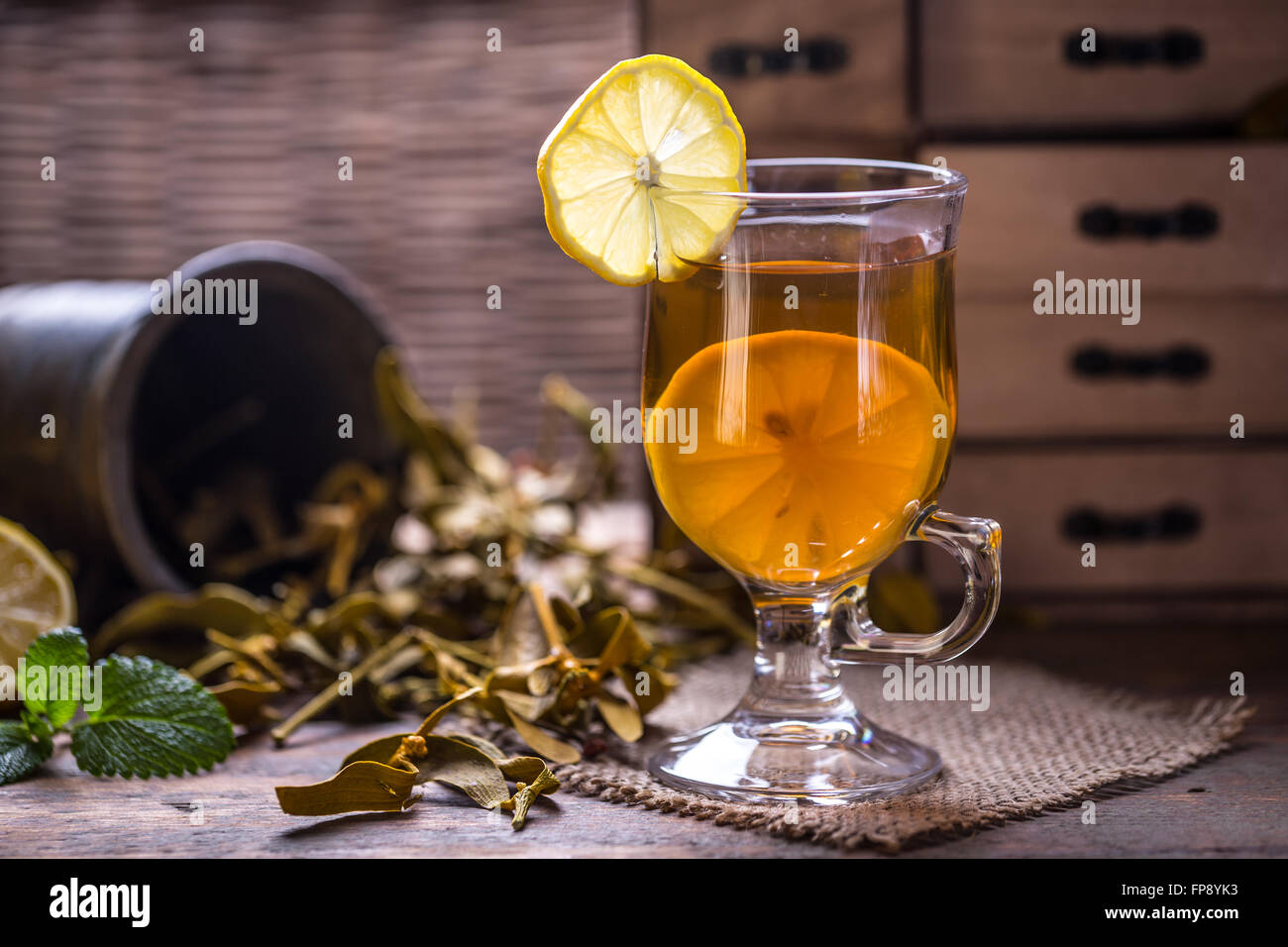 Tazza di tè alle erbe con menta fresca sul tavolo di legno Foto Stock