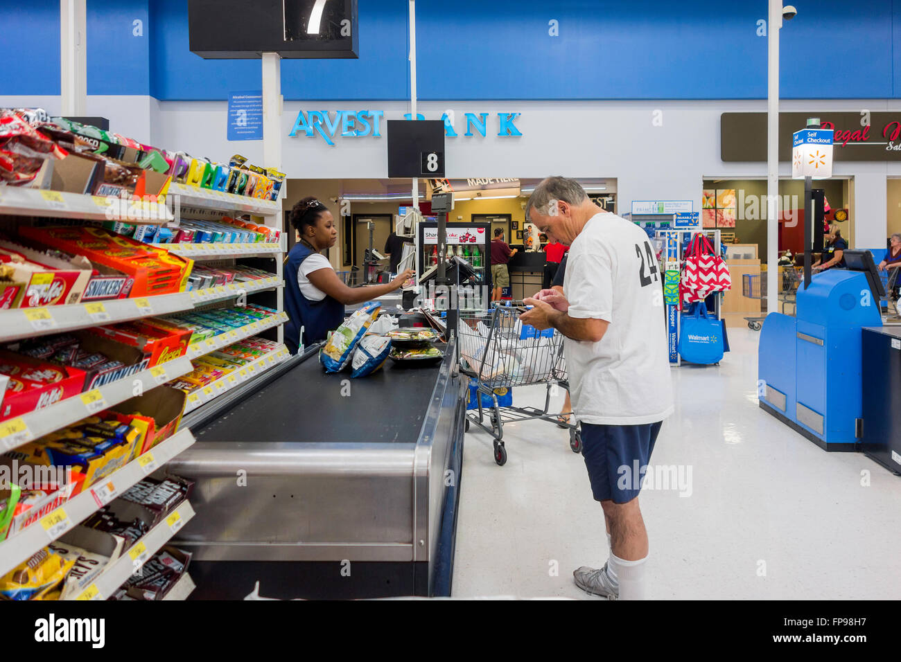 WalMart interno che mostra ai clienti nelle casse. Oklahoma City, Oklahoma, Stati Uniti d'America. Foto Stock