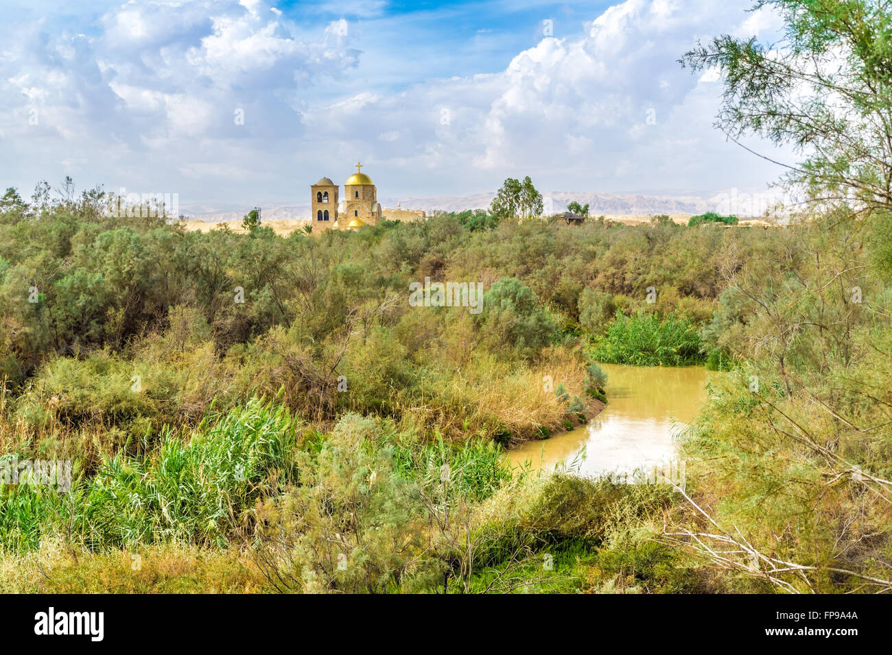 Vista sul fiume giordano Valle e San Giovanni chiesa Foto Stock