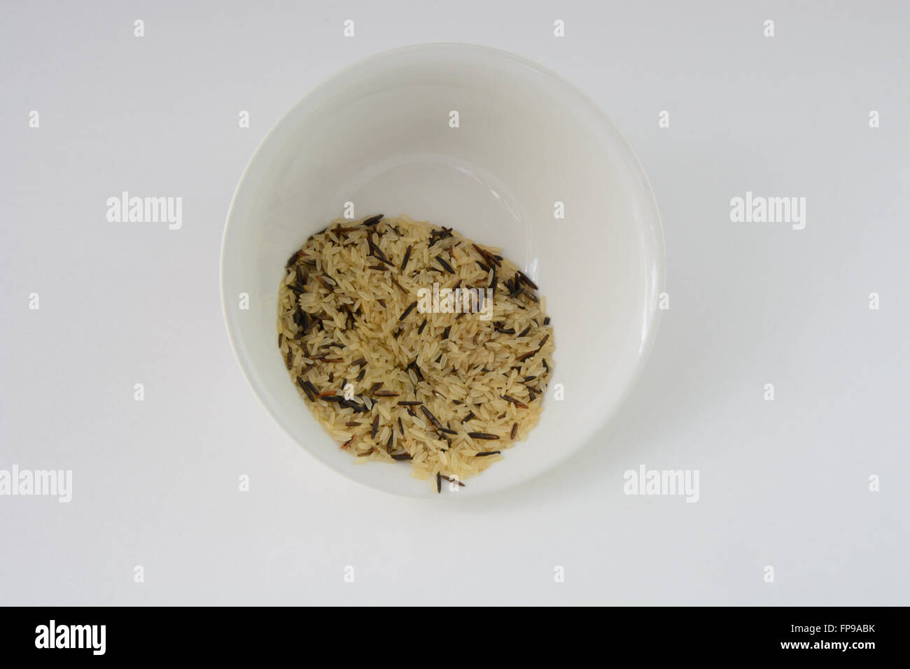 A GRANI LUNGHI e riso selvatico nel recipiente Foto Stock
