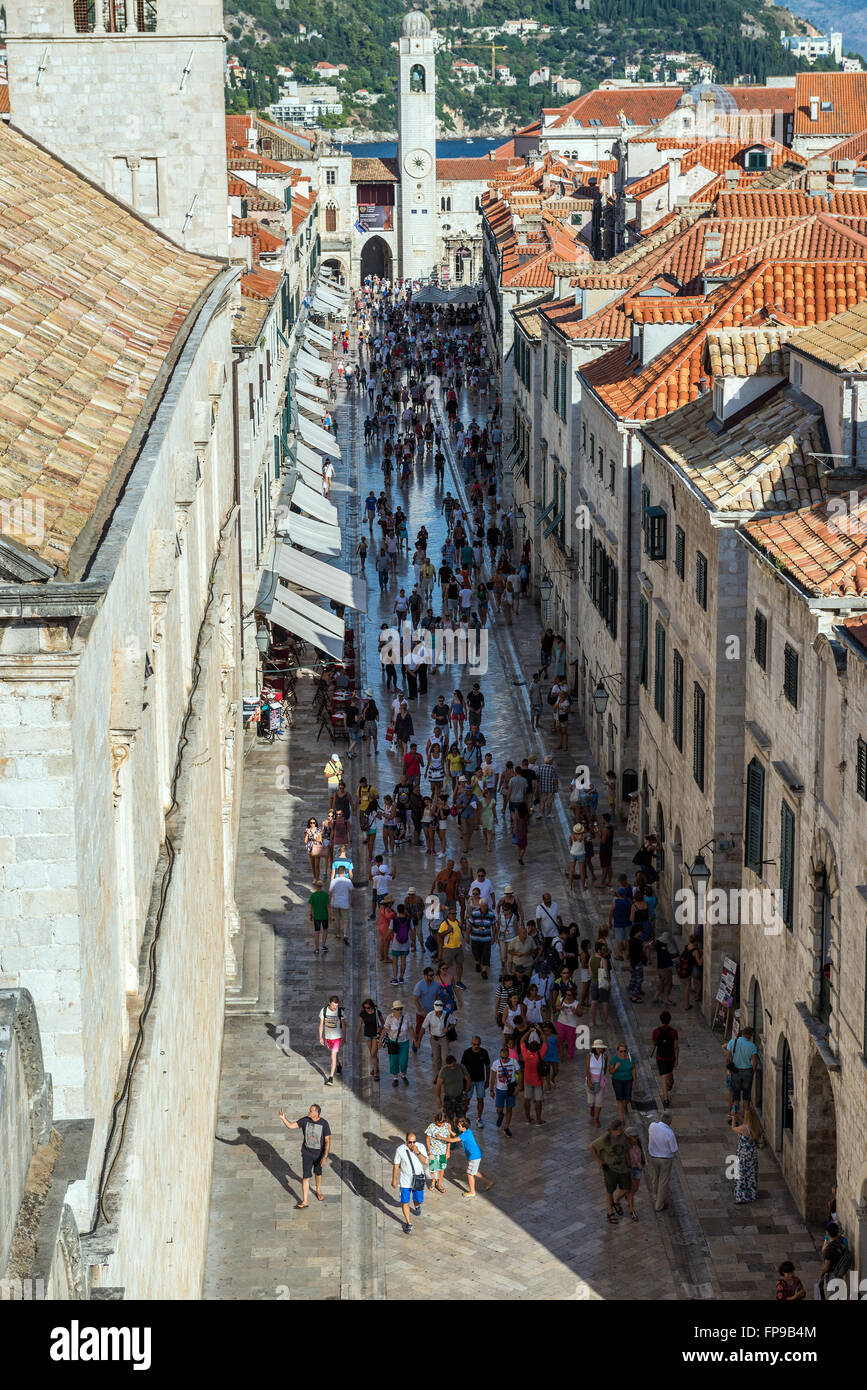 Stradun (o Placa) street con torre campanaria visto da mura difensive di Dubrovnik, sulla Città Vecchia di Dubrovnik, Croazia Foto Stock