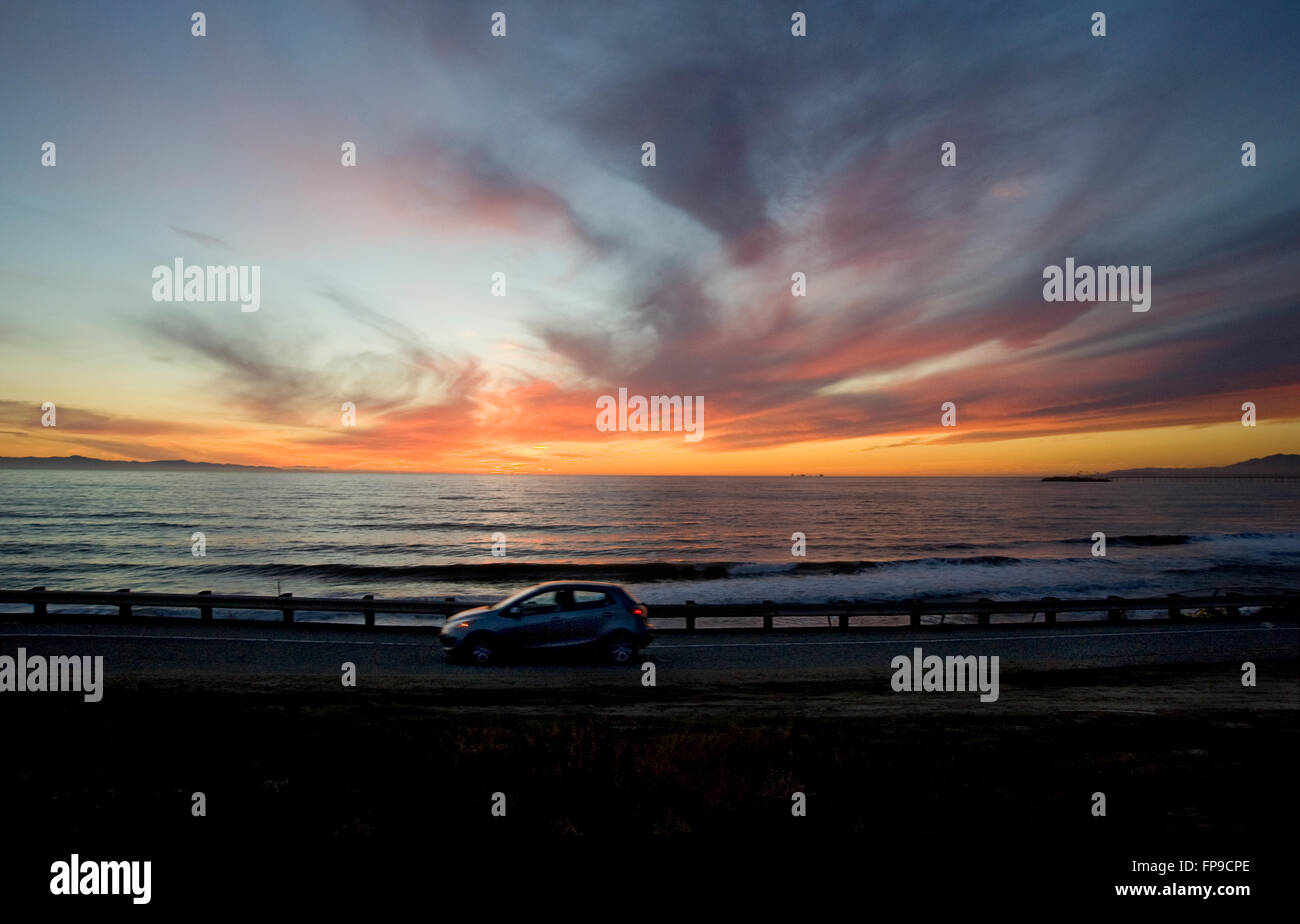 Guida auto sulla Pacific Coast Highway in California del Sud al tramonto. Foto Stock