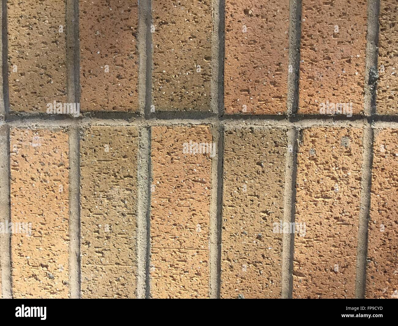 Primo piano della parete di mattoni, mattoni sono verticali. Foto Stock