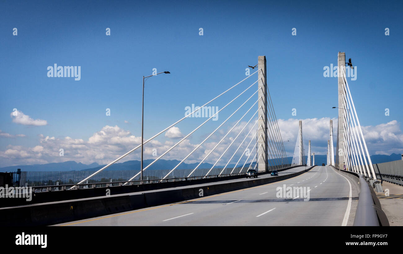 Golden Ears Bridge guardando a nord oltre il fiume Fraser che collega la città di Langley e Maple Ridge in Fraser Valley Foto Stock