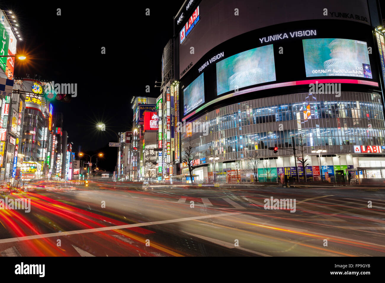 Il traffico automobilistico di Shinjuku, Tokyo Foto Stock