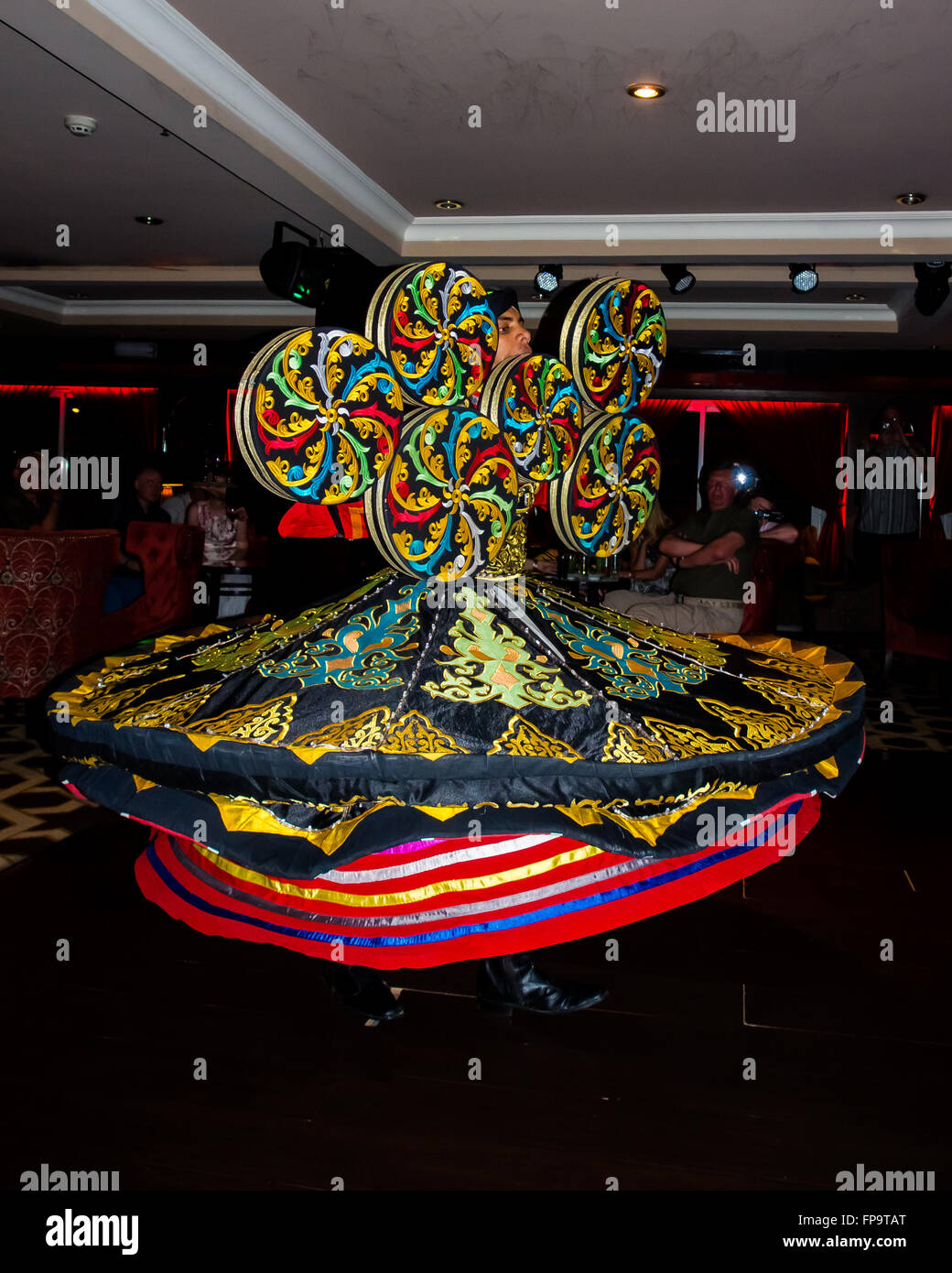 Un egiziano Sufi, derviscio armato, eseguendo a bordo di una Crociera sul Nilo nave Foto Stock