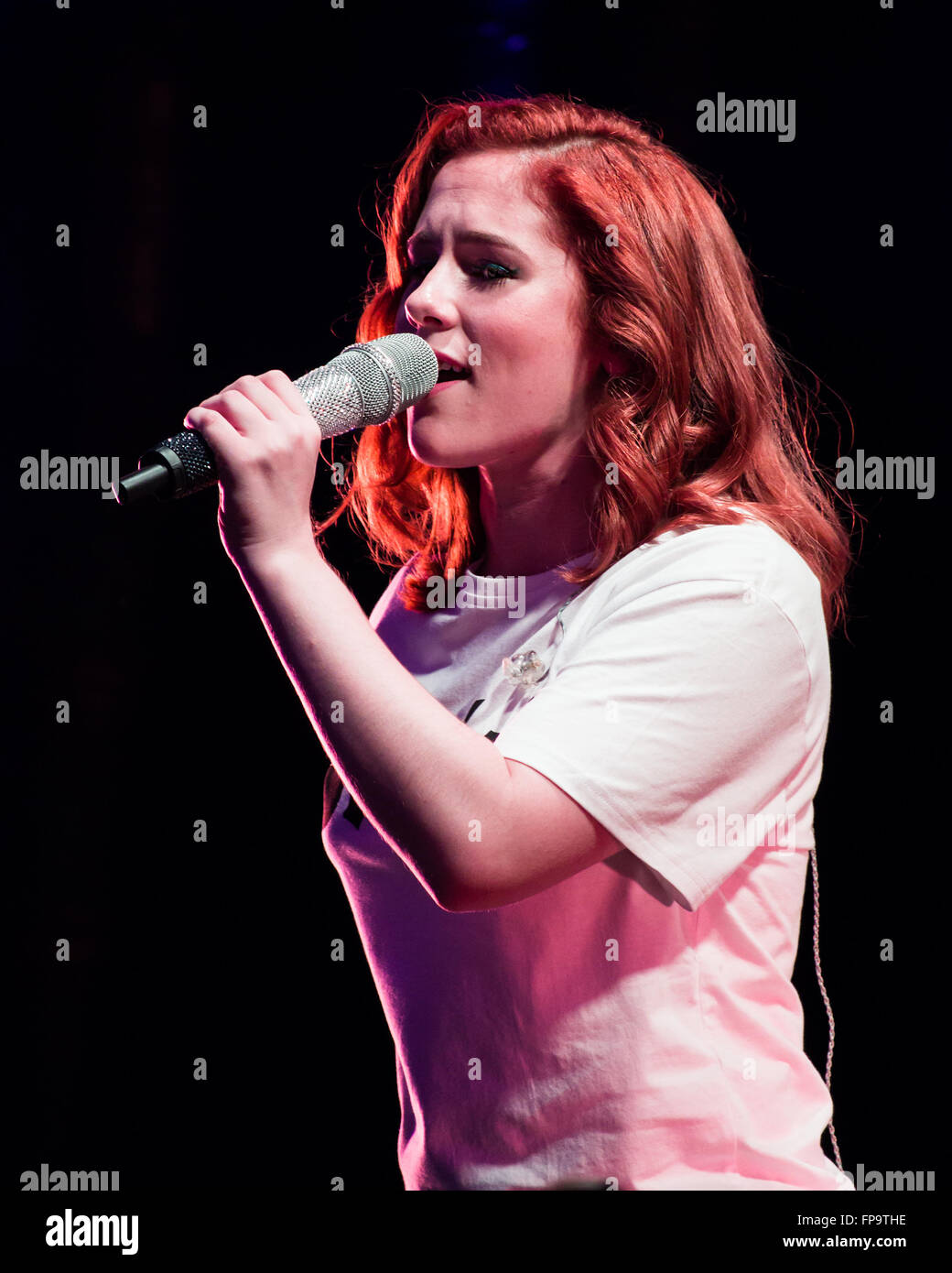 Katy B suona dal vivo sul palco al Festival vittorioso 2013 Foto Stock