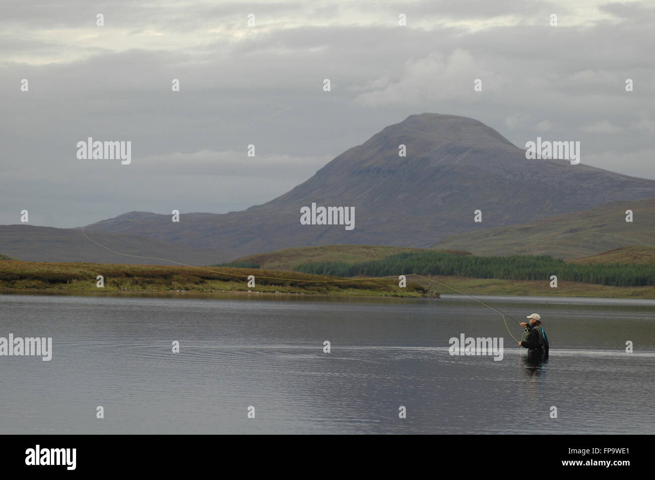 La pesca con la mosca nelle Highlands scozzesi Foto Stock