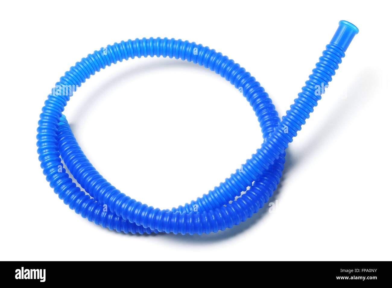 Ondulato blu il tubo di plastica su sfondo bianco Foto Stock