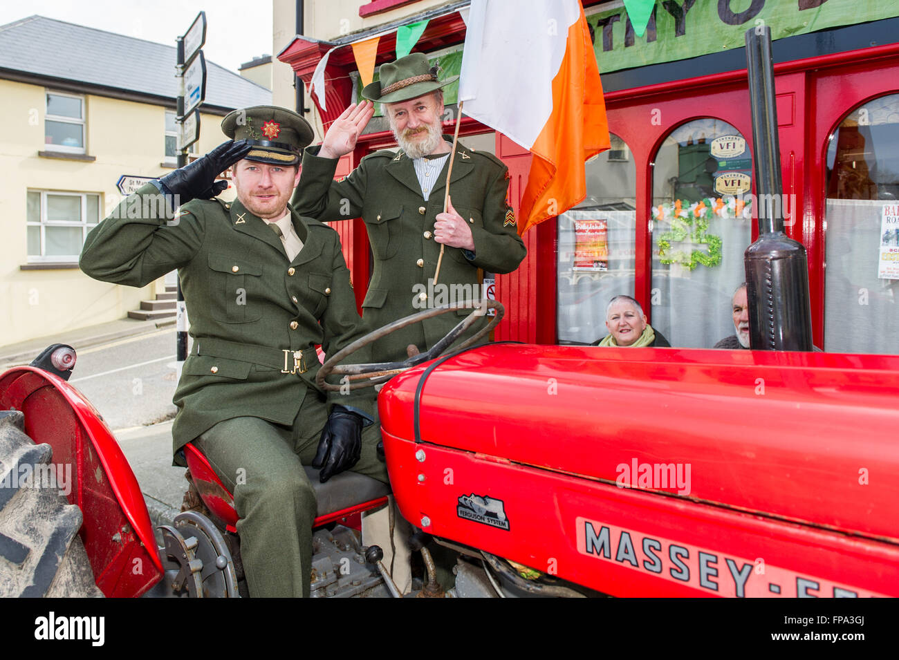 Ballydehob, Irlanda. Il 17 marzo 2016. Raffigurato su un trattore Massey Ferguson 65 al di fuori della frusta irlandese su Ballydehob strada principale prima di iniziare la Ballydehob San Patrizio parata del giorno sono stati: Denis O'Brien dei volontari irlandesi e John Daly dei cittadini esercito, entrambi da Ballydehob. Credito: Andy Gibson/Alamy Live News. Foto Stock