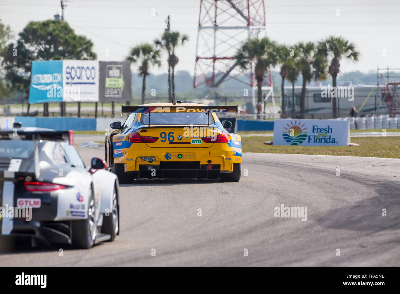 Sebring, FL, Stati Uniti d'America. Xvii Mar, 2016. La Turner Motorsport BMW M6 GT3 gare attraverso le spire presso la Mobil 1 12 Ore di Sebring a Sebring International Raceway a Sebring, FL. Credito: csm/Alamy Live News Foto Stock