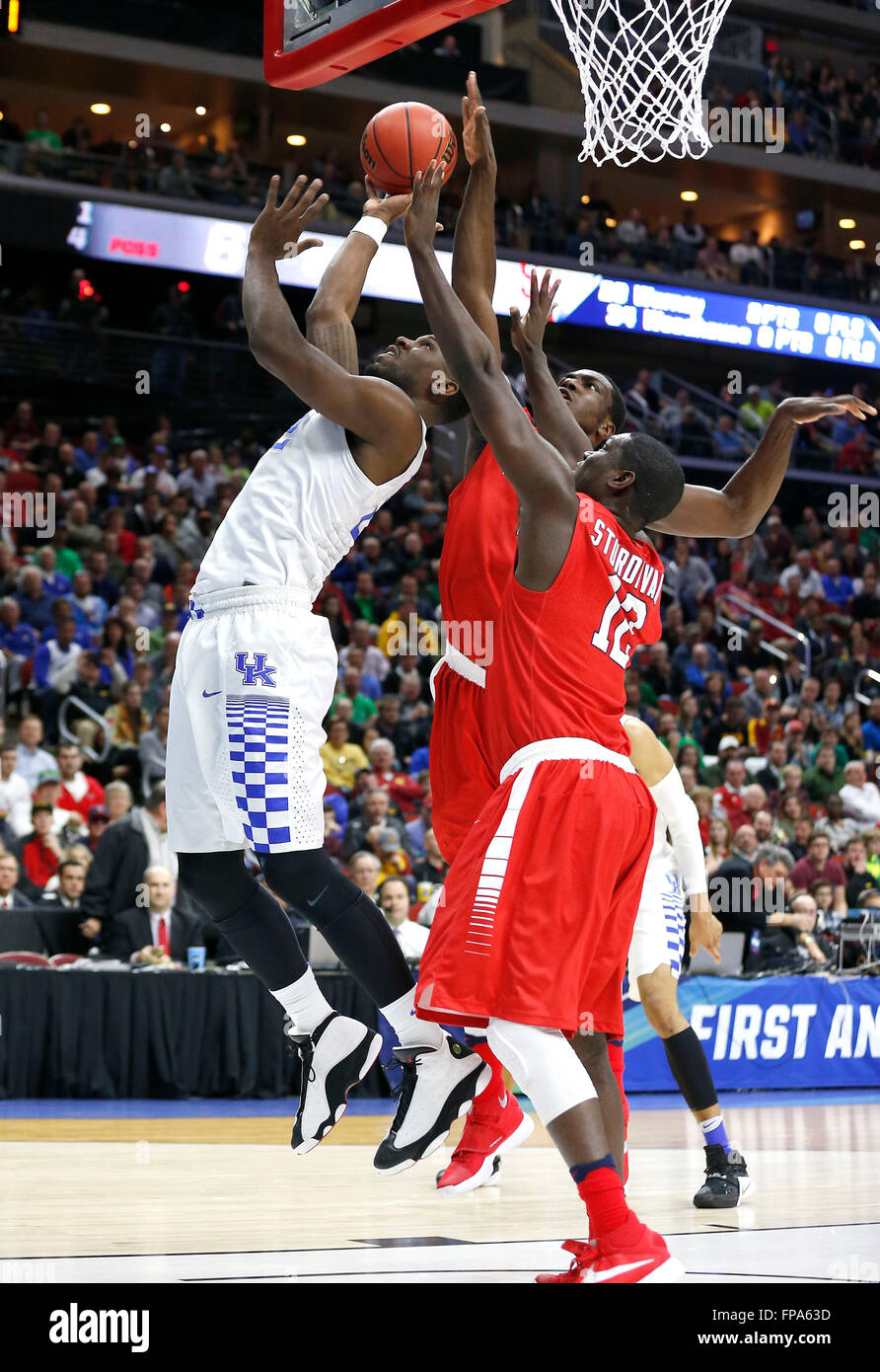 Des Moines, IA, Stati Uniti d'America. Xvii Mar, 2016. Kentucky Wildcats avanti Alex Poythress (22) segnato tra Stony Brook Seawolves avanti Jameel Warney (20) e Stony Brook Seawolves Tyrell avanti Sturdivant (12) durante la prima metà azione come l'Università di Kentucky ha giocato Stony Brook University nel primo round del 2016 pallacanestro di divisione I degli uomini del NCAA nel torneo di Wells Fargo Arena di Des Moines, IA, giovedì, 17 marzo 2016. © Lexington Herald-Leader/ZUMA filo/Alamy Live News Foto Stock