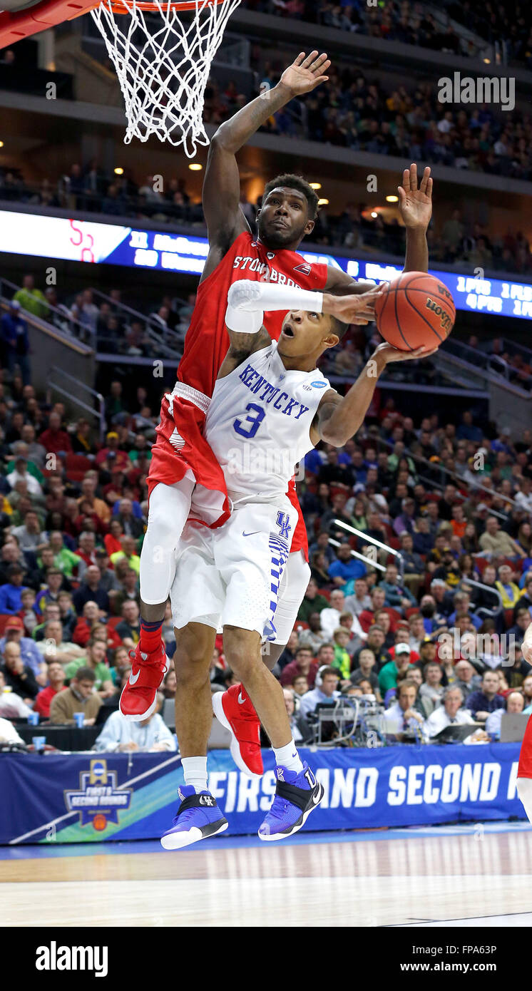 Des Moines, IA, Stati Uniti d'America. Xvii Mar, 2016. Kentucky Wildcats guard Tyler Ulis (3) è stata sporcata da Stony Brook Seawolves guard Ahmad Walker (5) durante la prima metà azione come l'Università di Kentucky ha giocato Stony Brook University nel primo round del 2016 pallacanestro di divisione I degli uomini del NCAA nel torneo di Wells Fargo Arena di Des Moines, IA, giovedì, 17 marzo 2016. © Lexington Herald-Leader/ZUMA filo/Alamy Live News Foto Stock