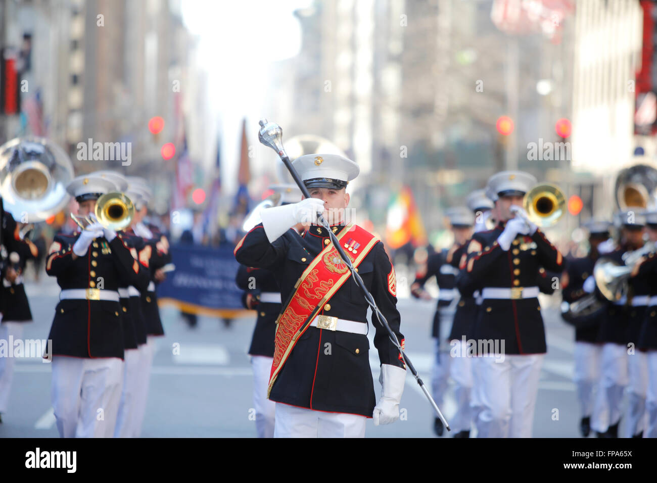 La città di New York, Stati Uniti d'America, 17 marzo 2016. Il giorno di San Patrizio parata: US Marine Corps marching band guidata dal grande tamburo lungo il giorno di San Patrizio parade route Credito: Andrew Katz/Alamy Live News Foto Stock