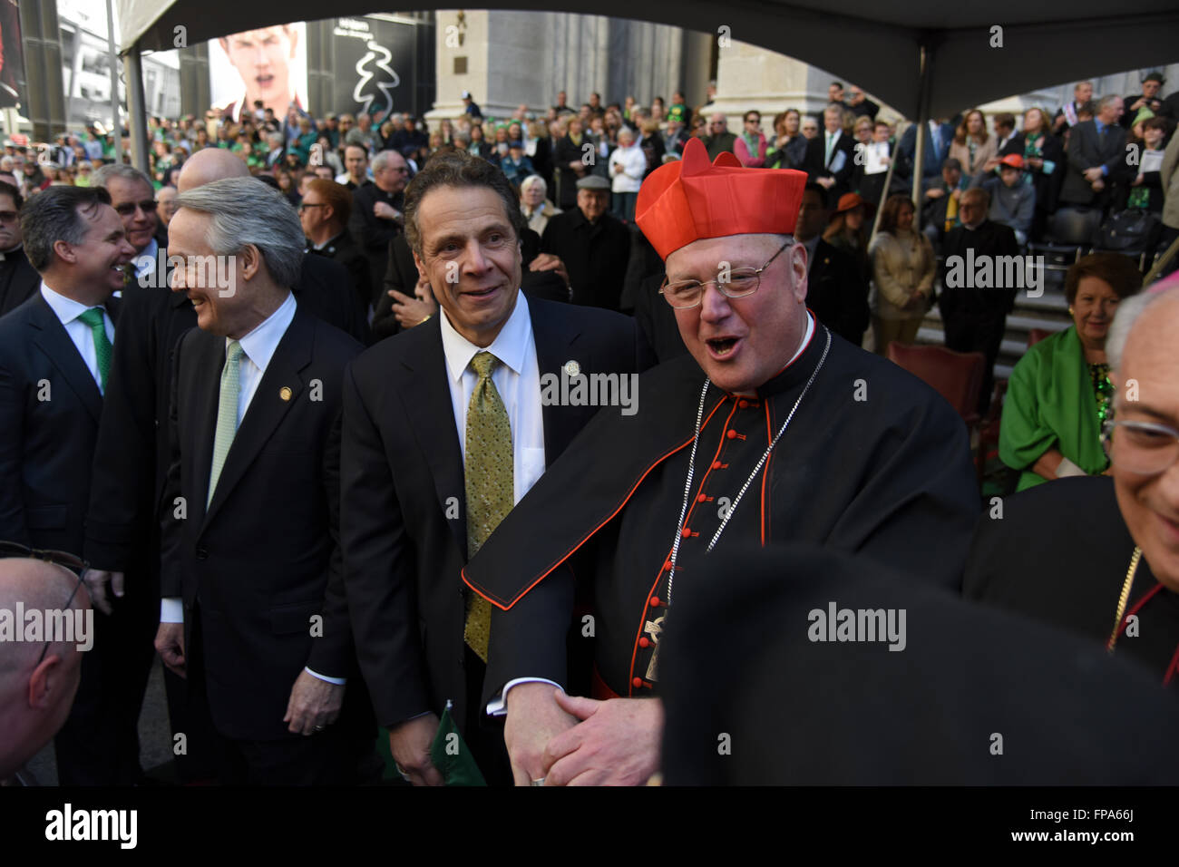 La città di New York, Stati Uniti d'America, 17 marzo 2016. Il giorno di San Patrizio parata: governatore NY Andrew Cuomo saluta NY Arcivescovo Cardinale Timothy Dolan di fronte la Cattedrale di San Patrizio sulla Quinta Avenue. Credito: Andrew Katz/Alamy Live News Foto Stock