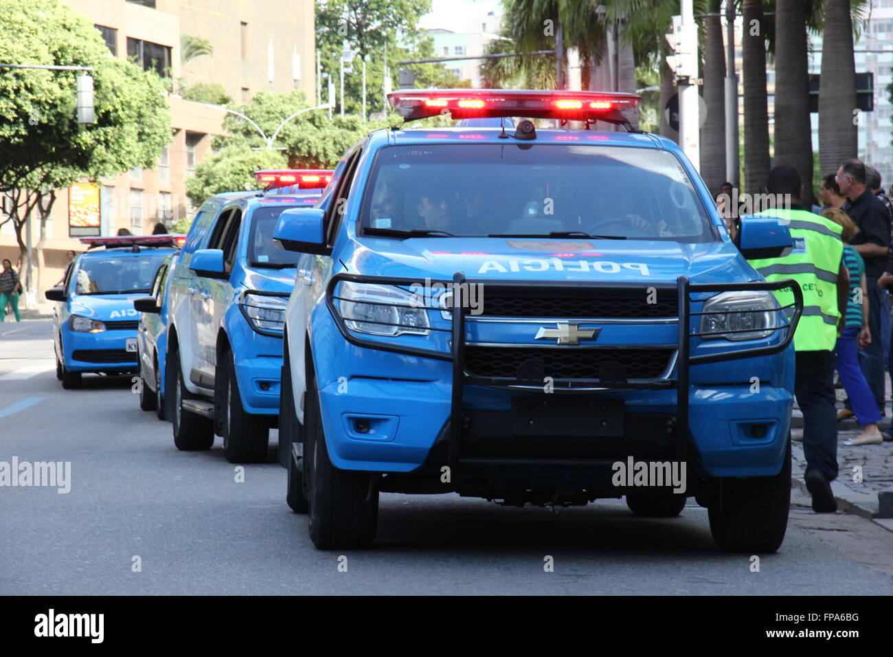 Rio de Janeiro, Brasile, 17 marzo 2016: Con il peggioramento della crisi economica che colpisce il governo dello Stato di Rio de Janeiro finanziare lo stipendio dei funzionari subito modificare nel programma di pagamento. I dipendenti di diverse imprese di proprietà statale sono in sciopero da stadio. Nel pomeriggio di giovedì, centinaia di lavoratori si sono riuniti di fronte il ALERJ per protestare contro il governatore Luiz Fernando Pezao. Foto Stock