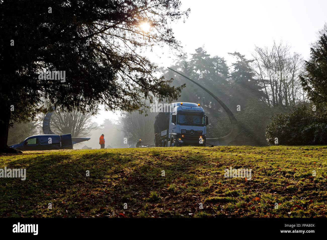 Longleat House, Wiltshire, Regno Unito. Il 17 marzo 2016. Una magnifica scultura di un leone africano scultore basato su Bruce poco che è stato commissionato da Ceawlin Thynn, Visconte Weymouth di Longleat, è stata svelata oggi di fronte a Longleat House nel Wiltshire come parte del cinquantesimo anniversario a Longleat. Il lungo 8m da 4,3 m di altezza la statua è stata scolpita in bronzo in Africa. Credito: Andrew Harker/Alamy Live News Foto Stock