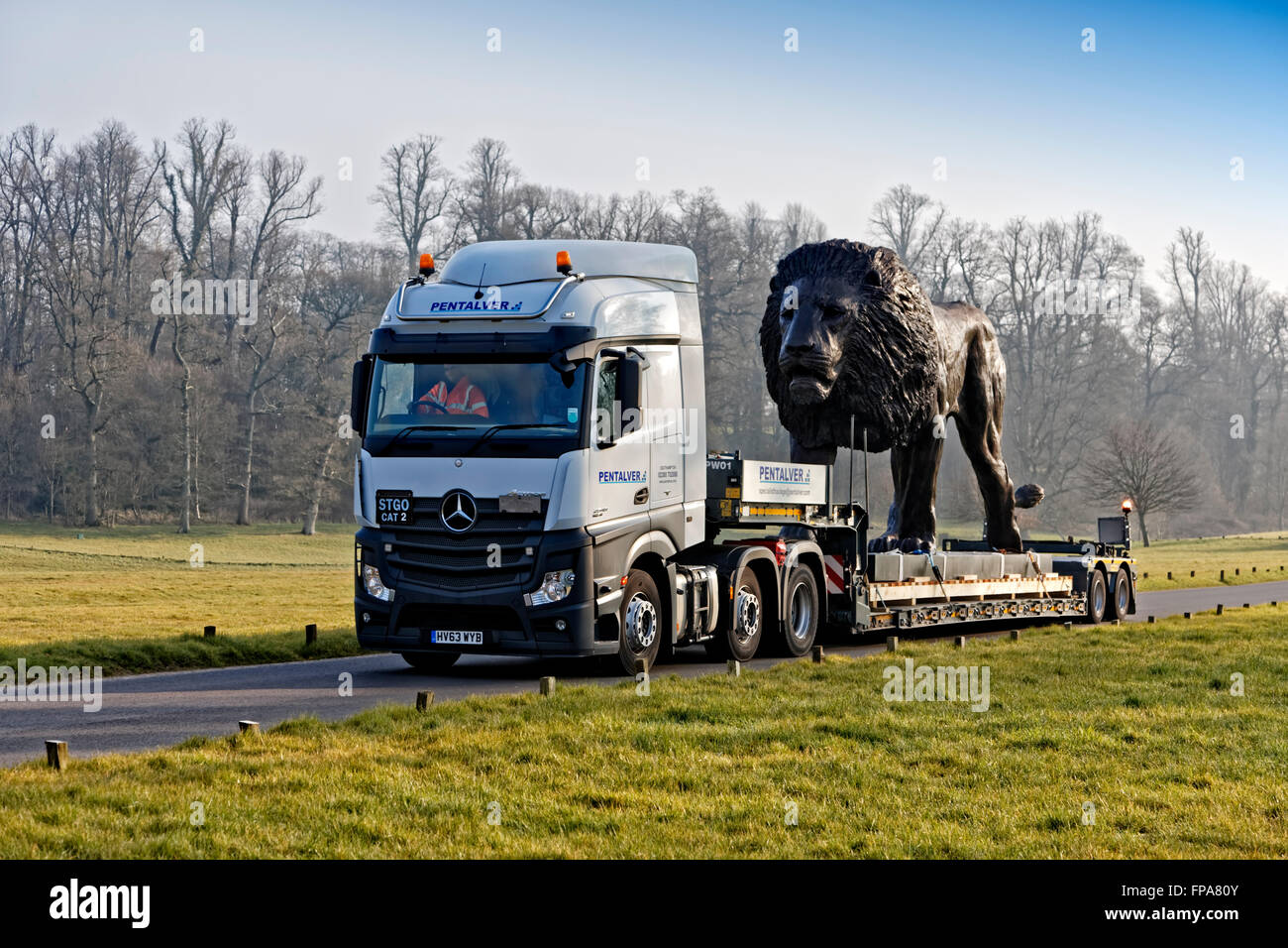 Longleat House, Wiltshire, Regno Unito. Il 17 marzo 2016. Una magnifica scultura di un leone africano scultore basato su Bruce poco che è stato commissionato da Ceawlin Thynn, Visconte Weymouth di Longleat, è stata svelata oggi di fronte a Longleat House nel Wiltshire come parte del cinquantesimo anniversario a Longleat. Il lungo 8m da 4,3 m di altezza la statua è stata scolpita in bronzo in Africa. Credito: Andrew Harker/Alamy Live News Foto Stock