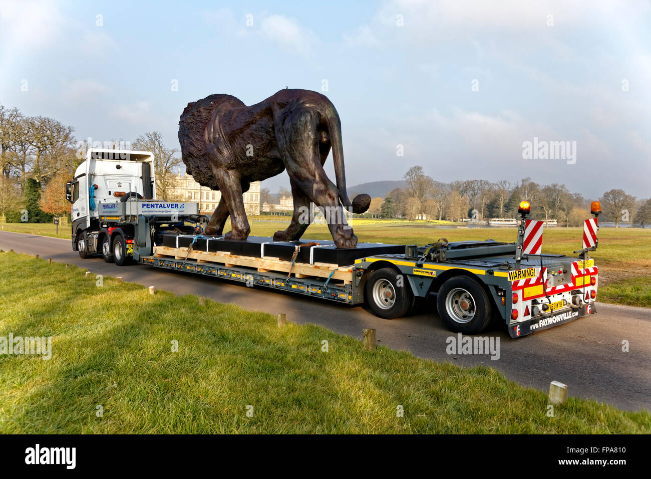 Longleat House, Wiltshire, Regno Unito. Il 17 marzo 2016. Una magnifica scultura di un leone africano scultore basato su Bruce poco che è stato commissionato da Ceawlin Thynn, Visconte Weymouth di Longleat, è stata svelata oggi di fronte a Longleat House nel Wiltshire come parte del cinquantesimo anniversario a Longleat. Il lungo 8m da 4,3 m di altezza la statua è stata scolpita in bronzo in Africa. Credito: Andrew Harker/Alamy Live News Foto Stock