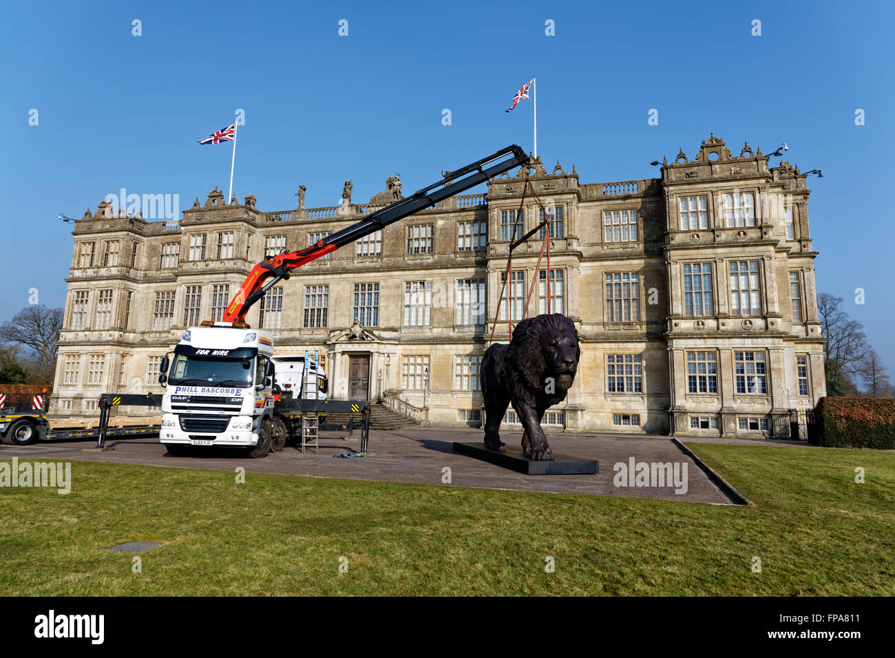 Longleat House, Wiltshire, Regno Unito. Il 17 marzo 2016. Una magnifica scultura di un leone africano scultore basato su Bruce poco che è stato commissionato da Ceawlin Thynn, Visconte Weymouth di Longleat, è stata svelata oggi di fronte a Longleat House nel Wiltshire come parte del cinquantesimo anniversario a Longleat. Il lungo 8m da 4,3 m di altezza la statua è stata scolpita in bronzo in Africa. Credito: Andrew Harker/Alamy Live News Foto Stock