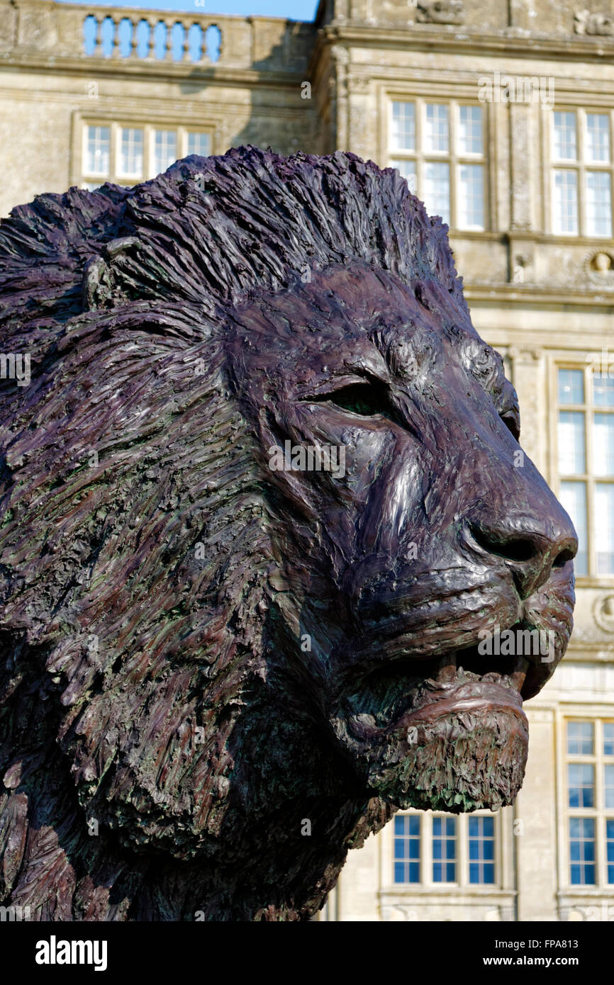 Longleat House, Wiltshire, Regno Unito. Il 17 marzo 2016. Una magnifica scultura di un leone africano scultore basato su Bruce poco che è stato commissionato da Ceawlin Thynn, Visconte Weymouth di Longleat, è stata svelata oggi di fronte a Longleat House nel Wiltshire come parte del cinquantesimo anniversario a Longleat. Il lungo 8m da 4,3 m di altezza la statua è stata scolpita in bronzo in Africa. Credito: Andrew Harker/Alamy Live News Foto Stock