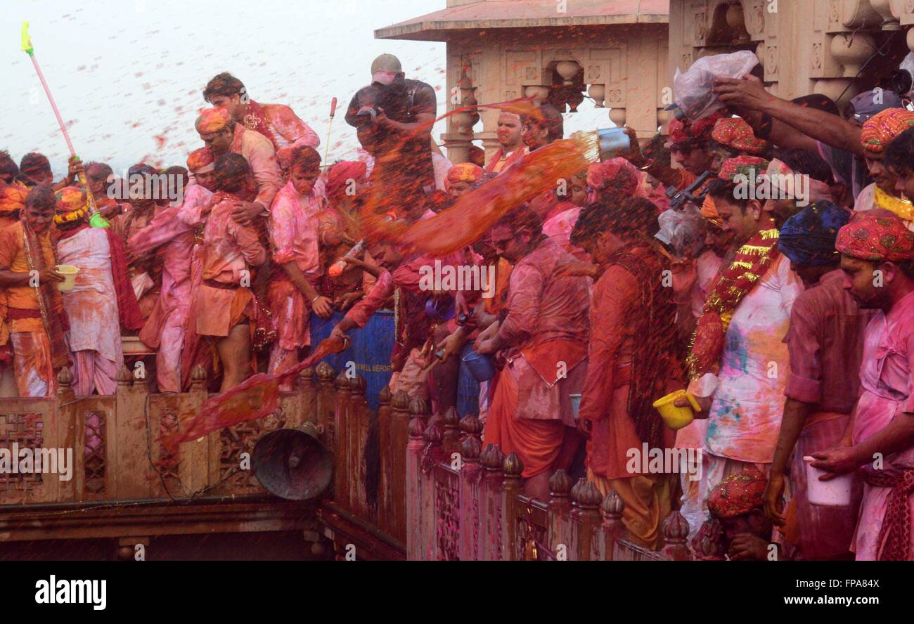 Mathura, India. Xvii Mar, 2016. I devoti di gettare il colore in polvere e acqua colorata durante il Lathmar Holi festival presso Radhe Rani Tempio. In lathmar holi, le donne di Barsana (città natale di Radha) battere uomo di Nandgaon(città natale del Signore Krishna) con dei bastoni di legno in risposta alla loro presa in giro. © Prabhat Kumar Verma/Pacific Press/Alamy Live News Foto Stock