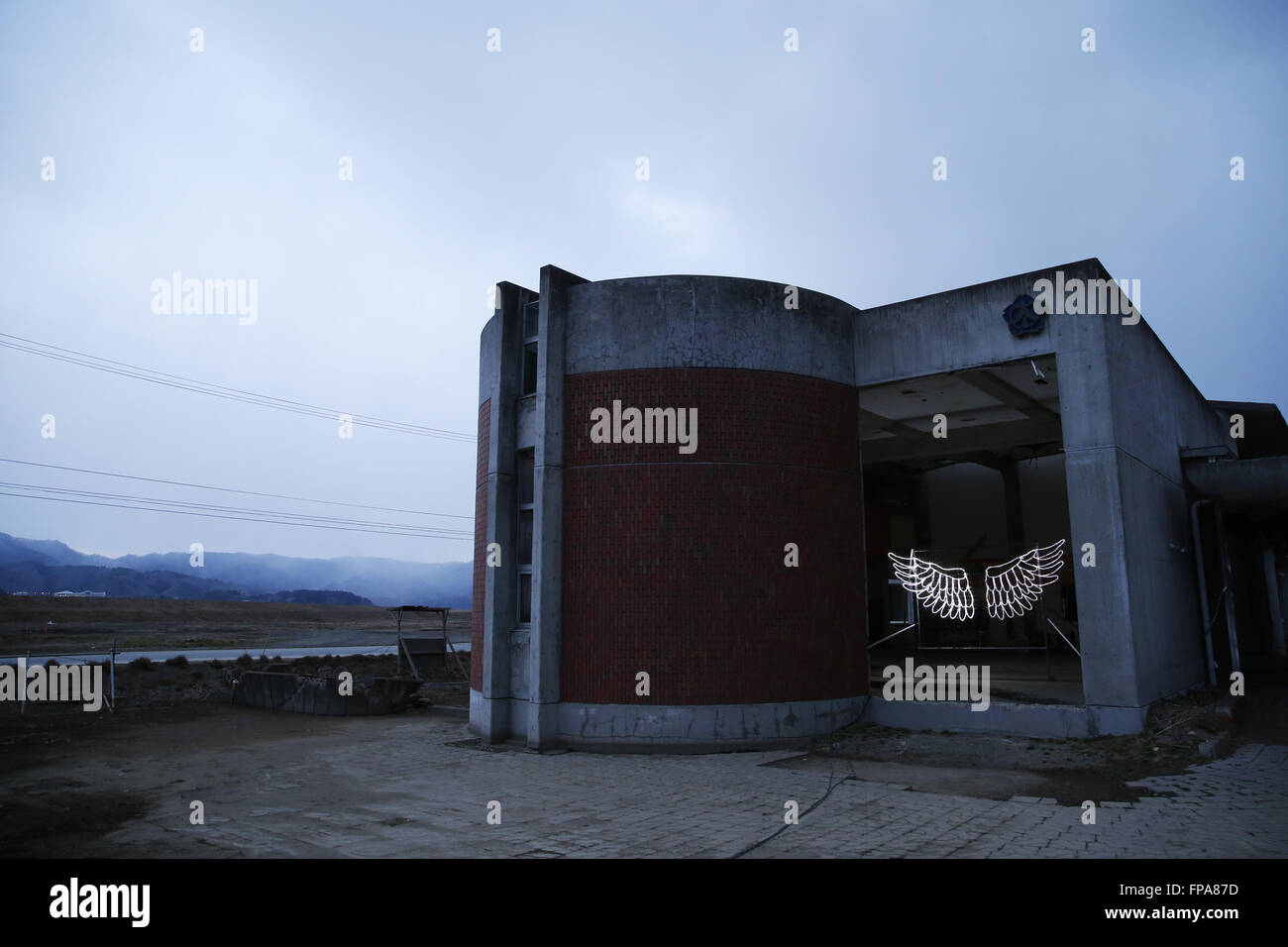 I resti di Okawa Scuola elementare su Marzo 11, 2016 in Ishinomaki, Prefettura di Miyagi, Giappone. Esattamente 5 anni prima 74 fuori della scuola del 108 studenti hanno perso la vita a causa dello tsunami nel marzo 11th, 2011. Non ci sono piani per ricostruire la scuola ma ancora questo non è stato fissato. Il destino degli edifici distrutti è inoltre dovrebbe essere decisa al più presto con i residenti della città divisa sulla questione se essi devono essere preservati come un memoriale o rimosso. © Yusuke Nakanishi/AFLO/Alamy Live News Foto Stock