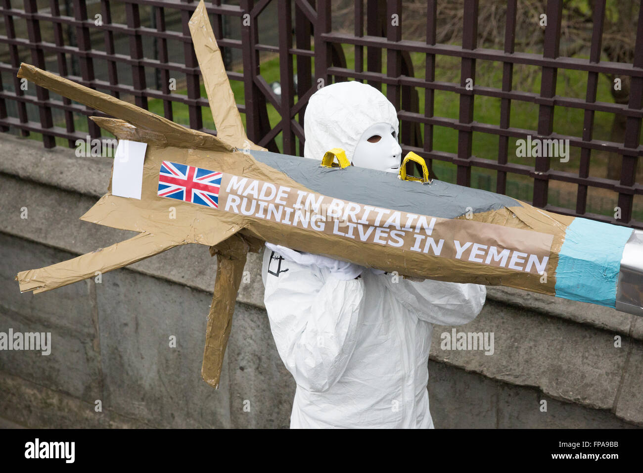 Londra, Regno Unito. Il 18 marzo, 2016. Amnesty International difensori offrono cinque gigante missili dummy a Downing Street per richiamare l attenzione del governo del Regno Unito ha rifiutato di interrompere le esportazioni del Regno Unito-fabbricato armi all Arabia Saudita nonostante il rischio evidente che esse potrebbero essere utilizzati per commettere crimini di guerra in Yemen. Credito: Mark Kerrison/Alamy Live News Foto Stock