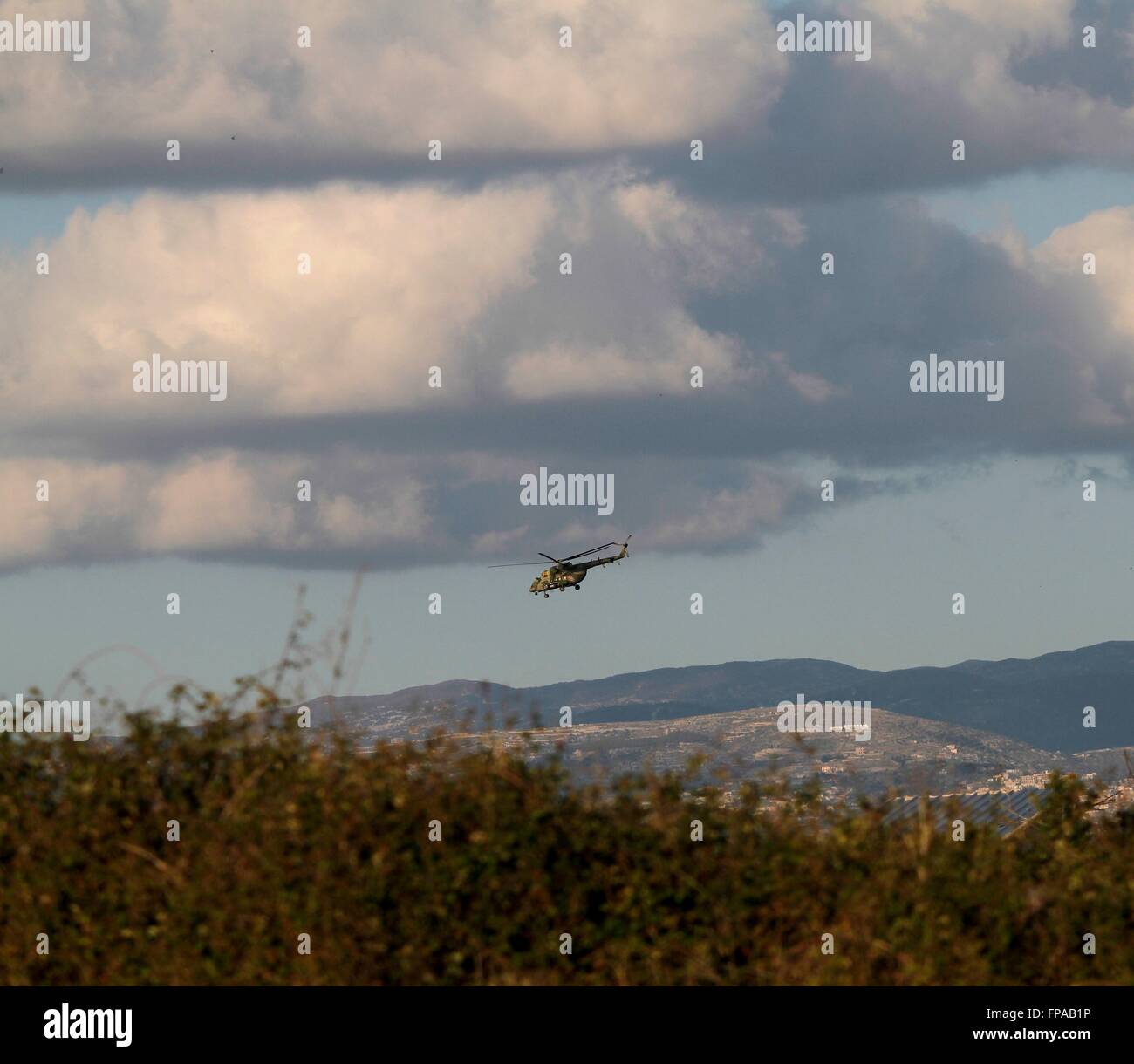 (160318) -- LATTAKIA (Siria), 18 marzo 2016 (Xinhua) -- un elicottero russo si è visto in precedenza Hmeimim air base in Lattakia, Siria, Marzo 18, 2016. Il presidente russo Vladimir Putin ha detto giovedì che la Russia potrebbe rapidamente ri-distribuire le forze in Siria se la situazione peggiora. (Xinhua/Yang Zhen) Foto Stock