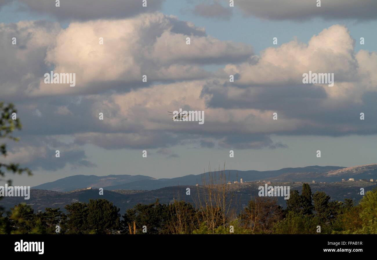 (160318) -- LATTAKIA (Siria), 18 marzo 2016 (Xinhua) -- un elicottero russo si è visto in precedenza Hmeimim air base in Lattakia, Siria, Marzo 18, 2016. Il presidente russo Vladimir Putin ha detto giovedì che la Russia potrebbe rapidamente ri-distribuire le forze in Siria se la situazione peggiora. (Xinhua/Yang Zhen) Foto Stock