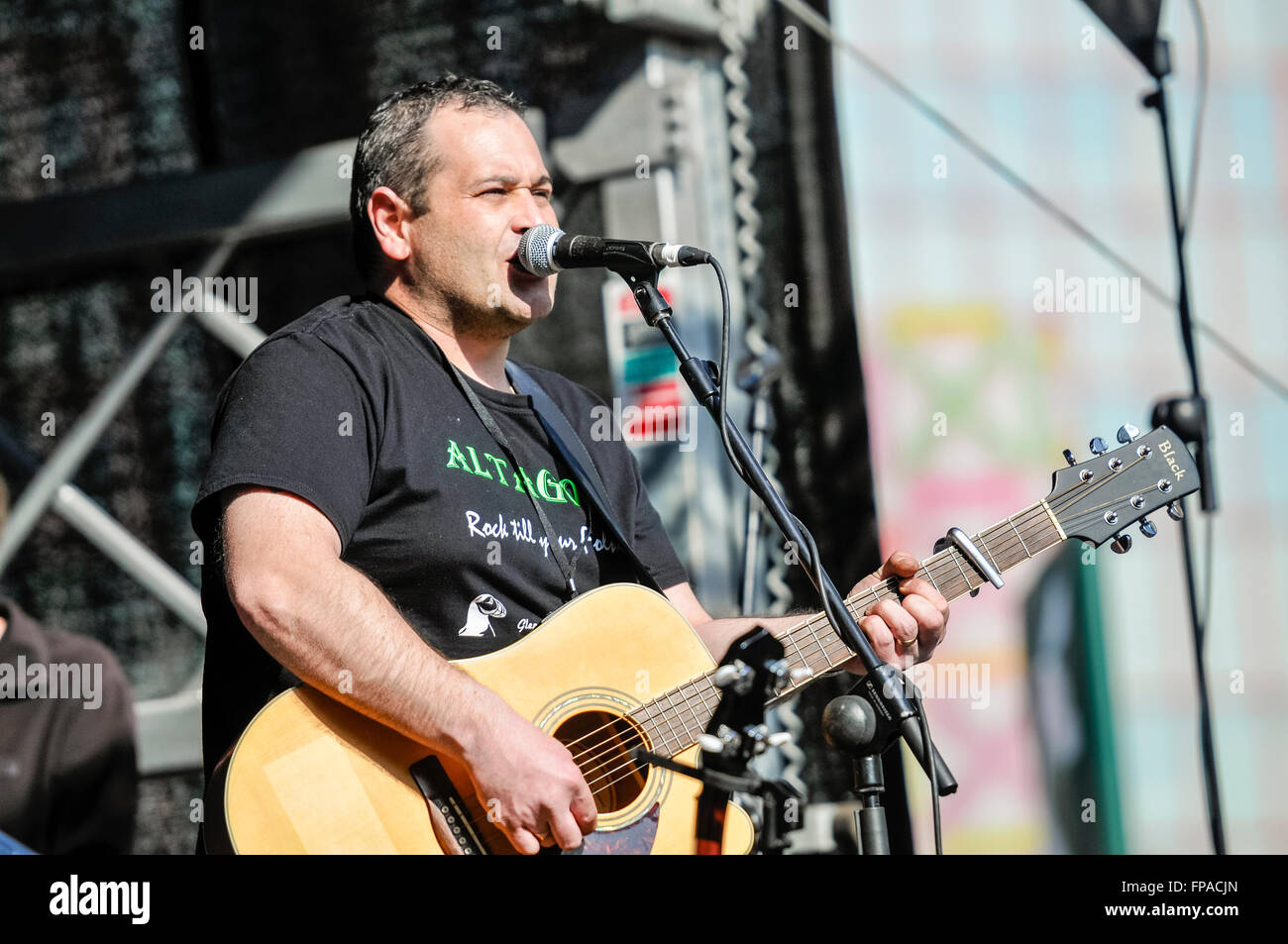 Belfast, Irlanda del Nord. 17 mar 2016 - Manny Loughran dal tradizionale irlandese folk band "Altagore' suona la chitarra Credit: stephen Barnes/Alamy Live News Foto Stock