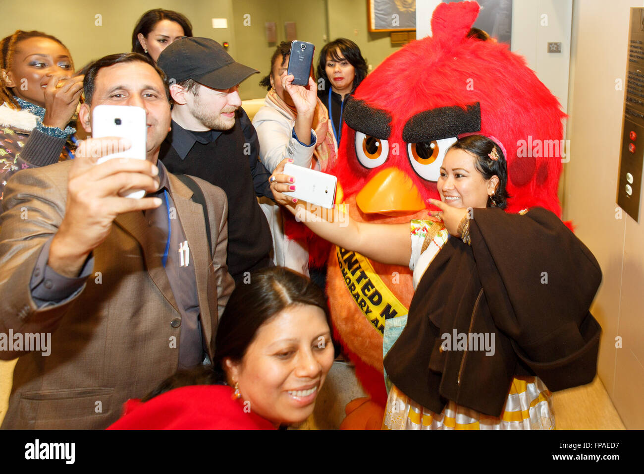 Organizzazione delle Nazioni Unite. Xviii Mar, 2016. Nazioni Unite staffs prendere selfies con 'Rosso' da Angry Birds movie presso la sede delle Nazioni Unite a New York il 18 marzo 2016. Il Segretario Generale delle Nazioni Unite Ban Ki-moon ha nominato il Rosso di Angry Birds come Ambasciatore Onorario per il verde sulla Giornata internazionale della felicità e ha incoraggiato i giovani a prendere provvedimenti in materia di cambiamento climatico e di rendere il Angry Birds felice. Credito: Li Muzi/Xinhua/Alamy Live News Foto Stock