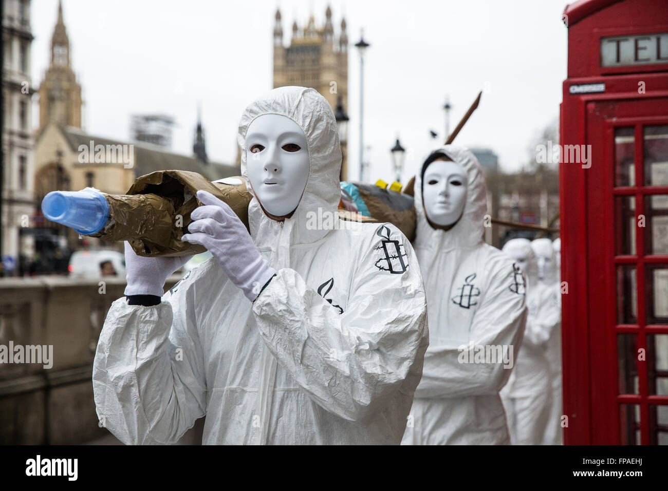 Londra, Regno Unito. Il 18 marzo, 2016. Amnesty International difensori offrono cinque gigante missili dummy a Downing Street per richiamare l attenzione del governo del Regno Unito ha rifiutato di interrompere le esportazioni del Regno Unito-fabbricato armi all Arabia Saudita nonostante il rischio evidente che esse potrebbero essere utilizzati per commettere crimini di guerra in Yemen. Credito: Mark Kerrison/Alamy Live News Foto Stock