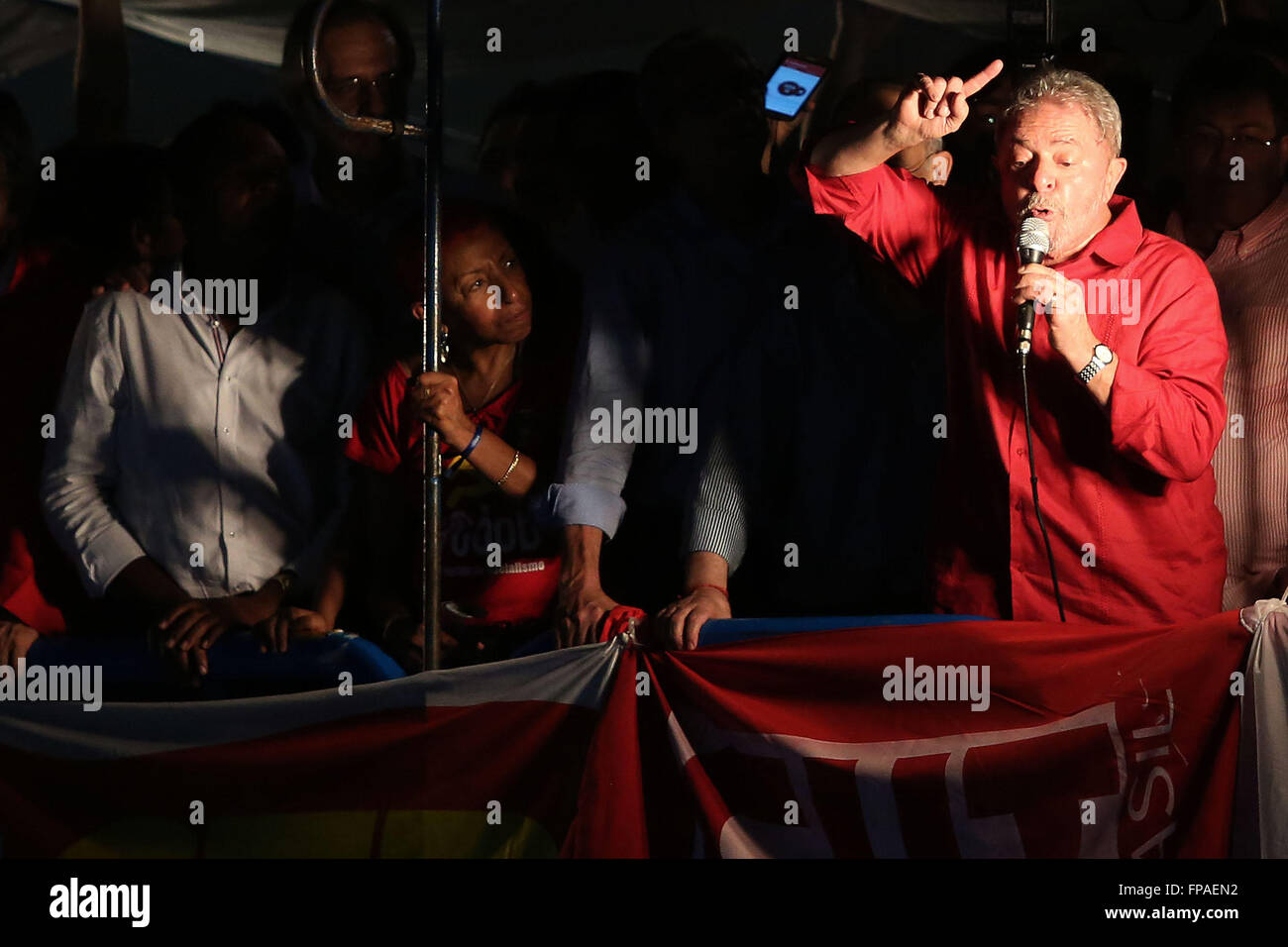 Sao Paulo, Brasile. Xviii Mar, 2016. Ex presidente brasiliano Luiz Inacio Lula da Silva (R) assiste un rally in Sao Paulo, Brasile, il 18 marzo 2016. Ex presidente brasiliano Luiz Inacio Lula da Silva potrebbe assumere la carica di capo del personale nel gabinetto del presidente Dilma Rousseff a seguito di una decisione giudiziaria a suo favore le fonti ufficiali hanno detto venerdì. © Rahel Patrasso/Xinhua/Alamy Live News Foto Stock