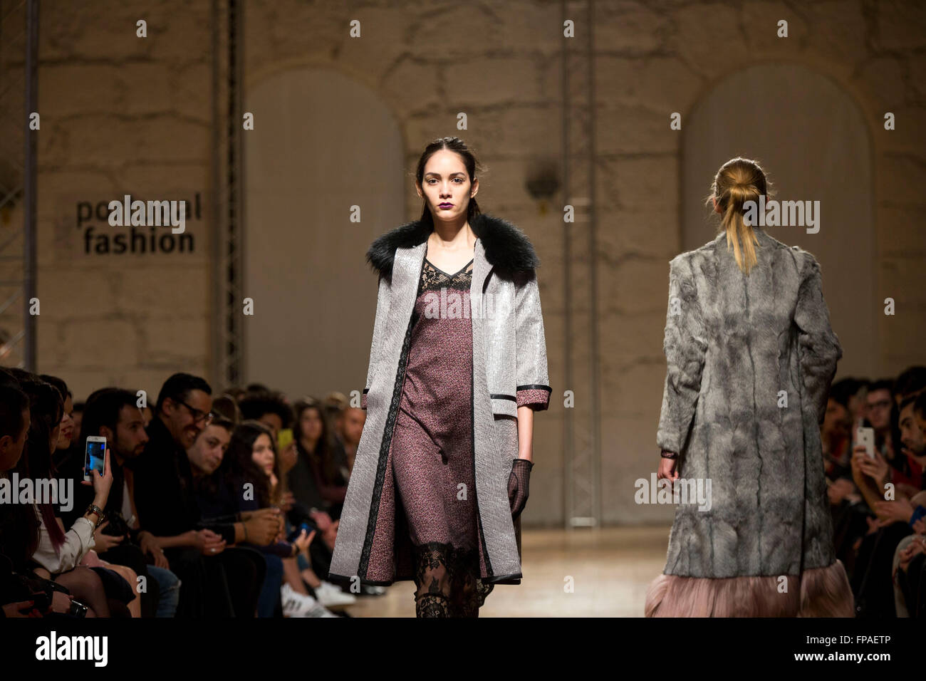 Porto, Portogallo. Il 18 marzo, 2016. Il modello passeggiate in passerella per designer fashion show carlos gil durante il Portogallo moda autunno inverno 2016/2017 a porto, Portogallo. Credito: diogo baptista/alamy live news Foto Stock