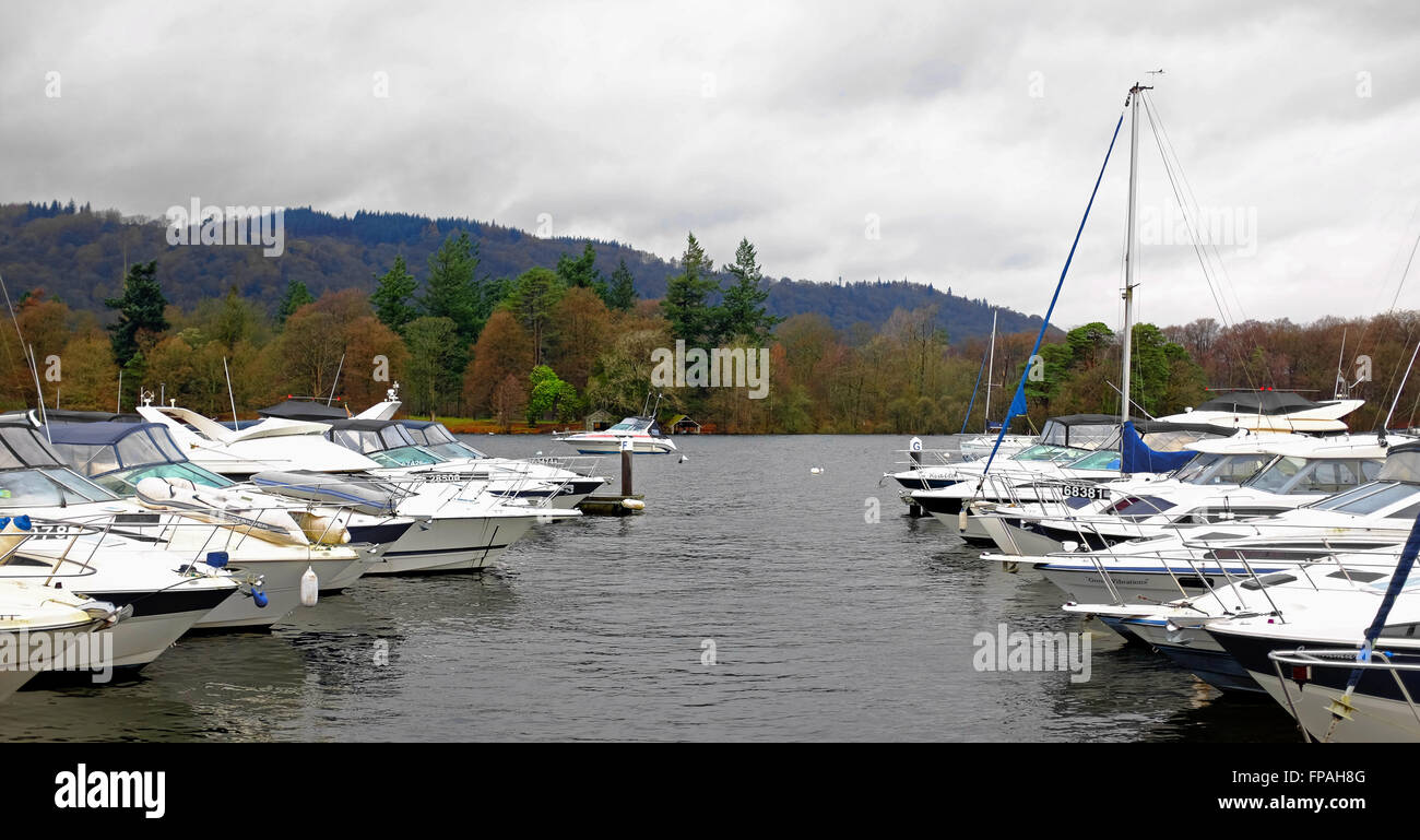 Yachts, moror barche, navi al di ancoraggio sul lago di Windermere, Lake District, UK in inverno Foto Stock