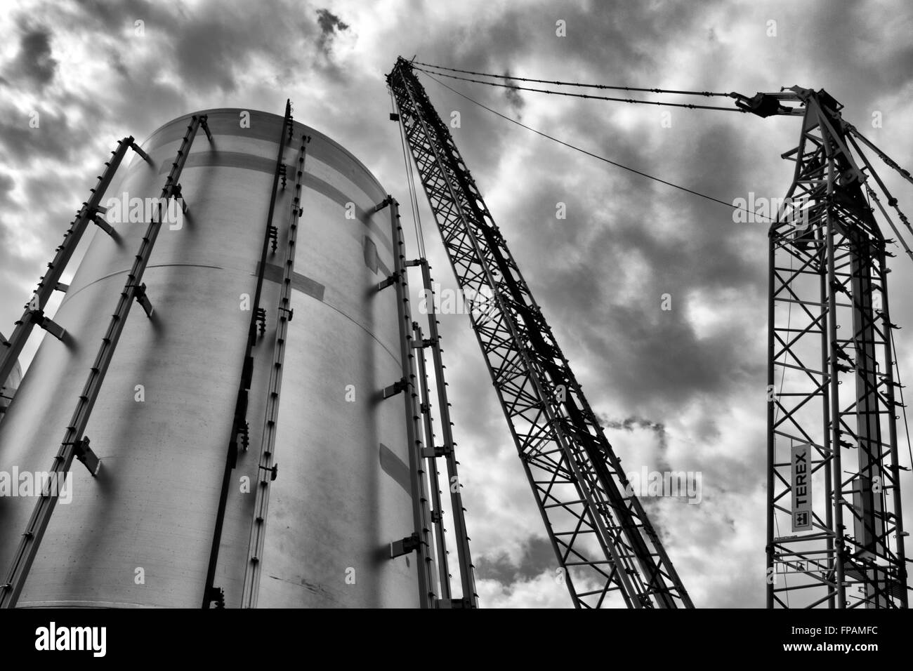 Scena industriale mostra silo e gru Foto Stock