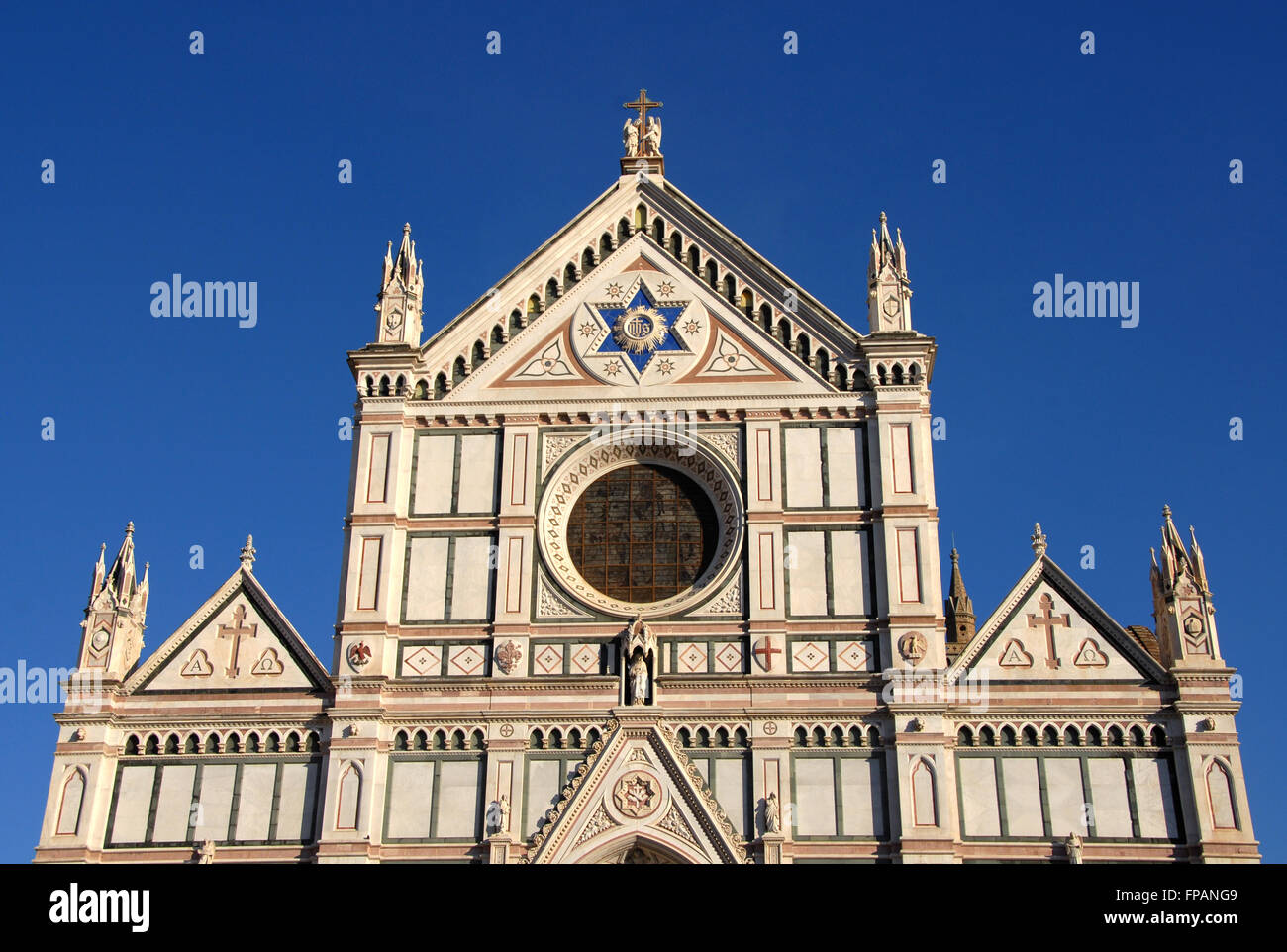 Dettaglio della Santa Croce facciata con francescano, Gesù, e la stella di Davide simboli Foto Stock