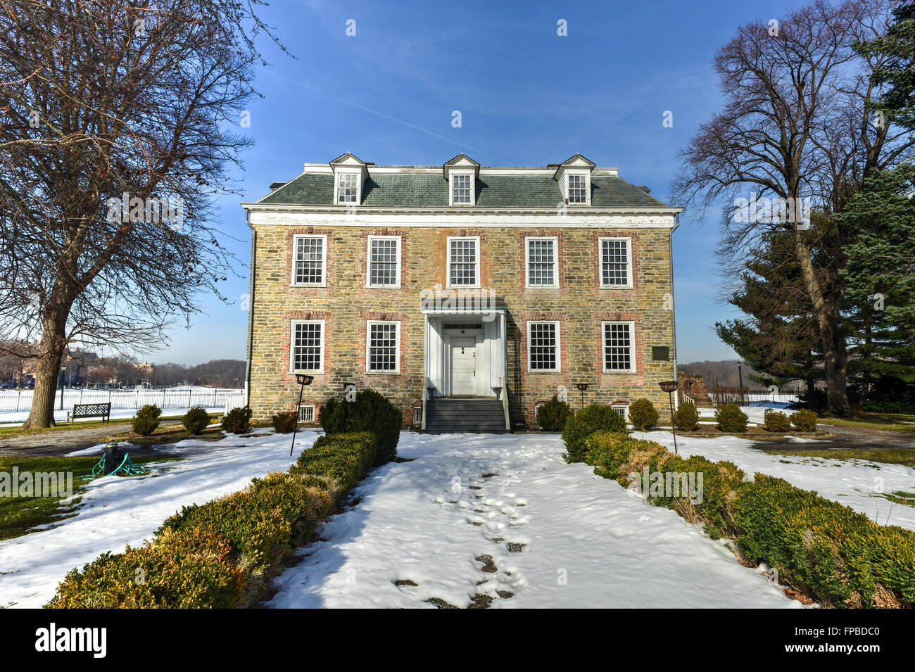 Storico georgiano 1748 Van Cortlandt Manor House costruito nel vestito fieldstone con un doppio tetto hipped nel Bronx, New York Foto Stock