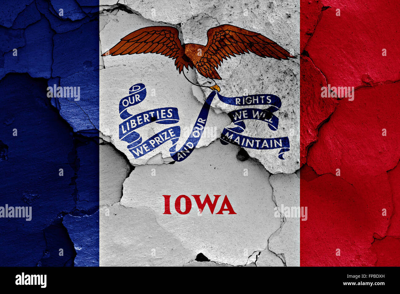 Bandiera di Iowa dipinta sulla parete incrinato Foto Stock