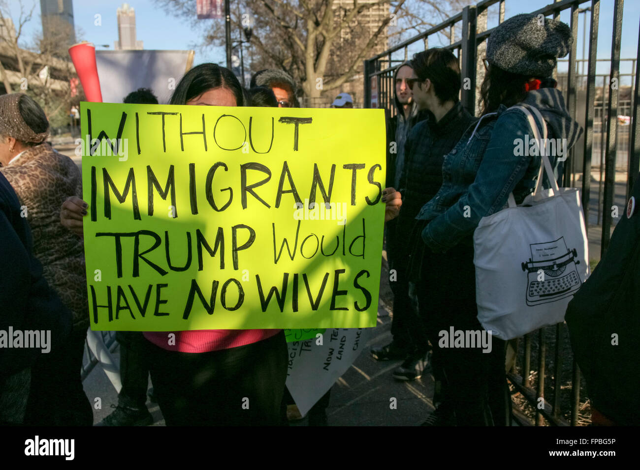 Donna Holding firmano il gioco di Donald Trump's immigrato mogli. Protesta presso la UIC 11 marzo 2016. Chicago, Illinois. Foto Stock