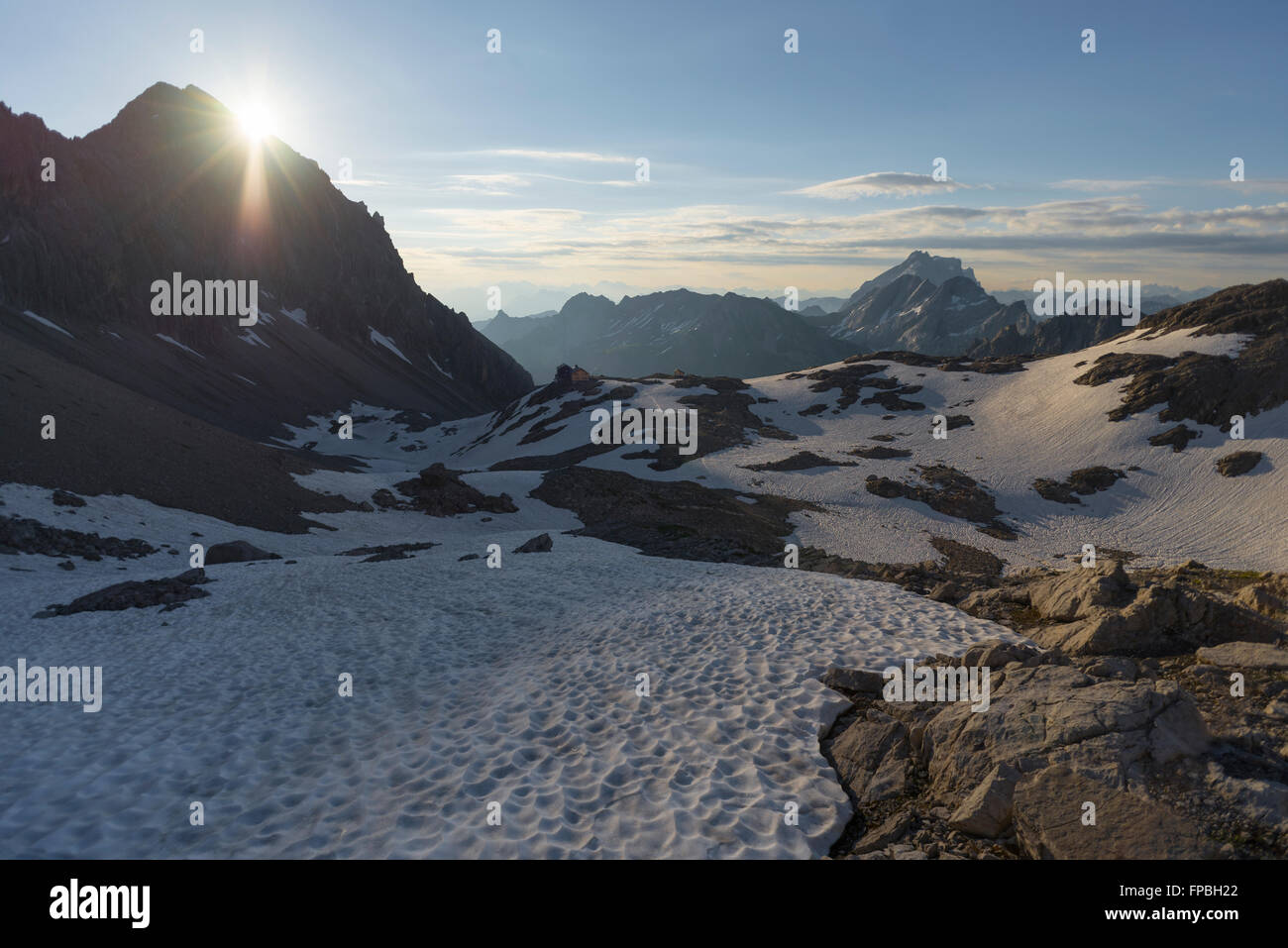 Sunrise oltre il rifugio Totalp e Monte Drusenfluh su un giorno di estate in montagna di Vorarlberg Austria Foto Stock