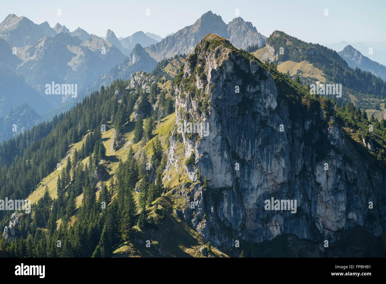 Vista dal Monte Teufelstättkopf sull'autunnale Alpi Ammergau vicino il castello di Linderhof e Oberammergau, Baviera, Germania Foto Stock
