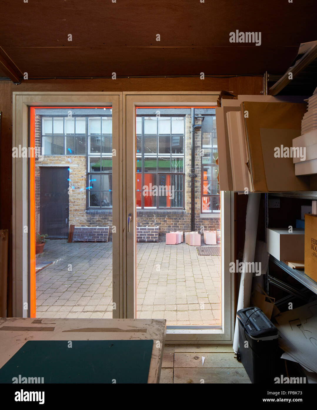 Vista dal capannone di modello di cantiere e edificio Vittoriano. DSDHA ufficio architettonico, Londra, Regno Unito. Architetto: DSDHA, 2015. Foto Stock