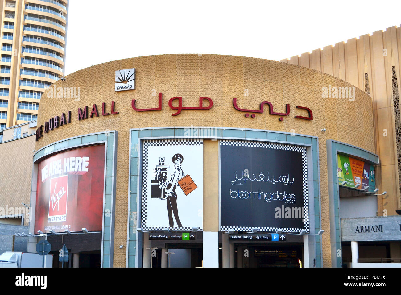 Dubai, Emirati Arabi Uniti - Dubai Mall ingresso e area parcheggio. Dubai Mall è uno dei più grandi centri Foto Stock