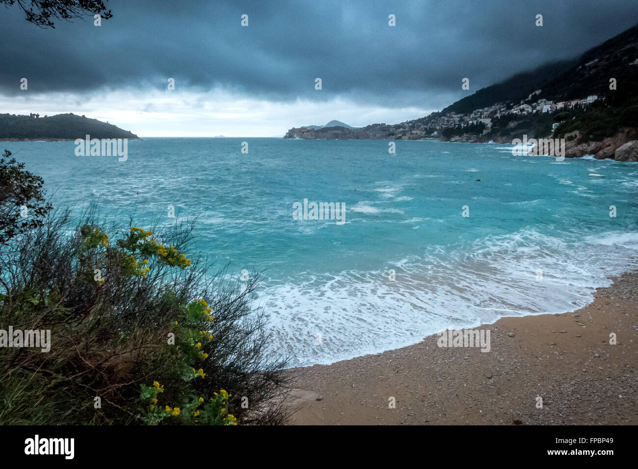 Vista attraverso l'Adriatico verso la città vecchia di Dubrovnik, Croazia. Foto Stock