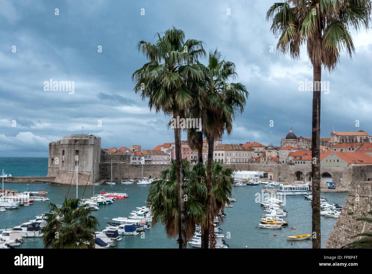 Vista attraverso l'Adriatico verso la città vecchia di Dubrovnik, Croazia. Foto Stock