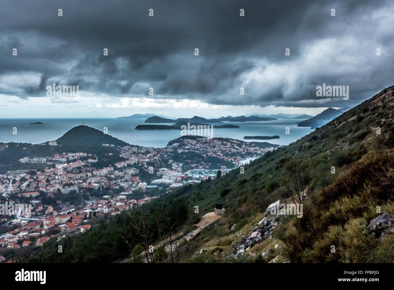 Guardando verso le isole di Elafiti dalla città di Dubrovnik in Croazia. Foto Stock